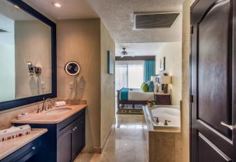 Villa del Palmar Cancun Luxury Beach Resort & Spa has rooms with a private hot tub