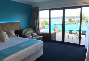 Mariners on the Waterfront has Balcony rooms