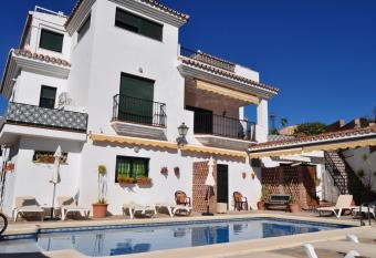 Biznaga Hols allows 18 year olds to book a room