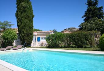 La petite maison de Lingling allows 18 year olds to book a room