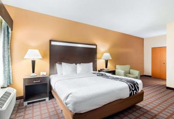 La Quinta by Wyndham Indianapolis Airport Plainfield has rooms with a private hot tub