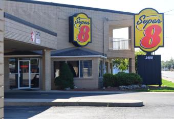 Super 8 by Wyndham Windsor/Dougall allows 18 year olds to book a room