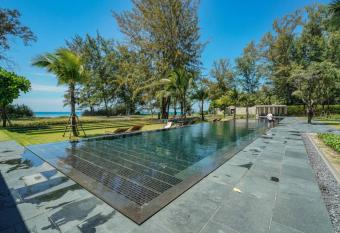 Baan Mai Khao has rooms with a private hot tub