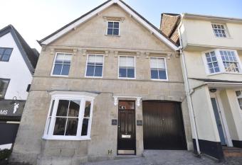 the kingsbury 7even 8ight allows 18 year olds to book a room