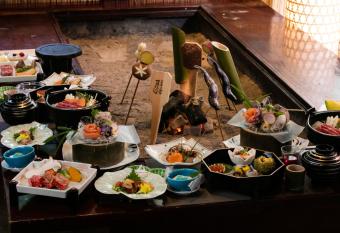 Honke Bankyu has rooms with a private hot tub