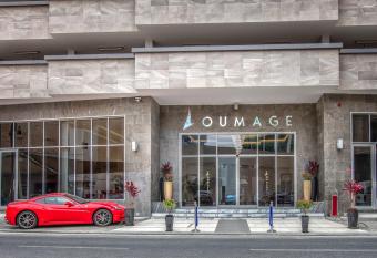 Loumage Suites and Spa has rooms with a private hot tub