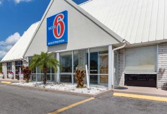 Studio 6 Englewood. Fl allows 18 year olds to book a room