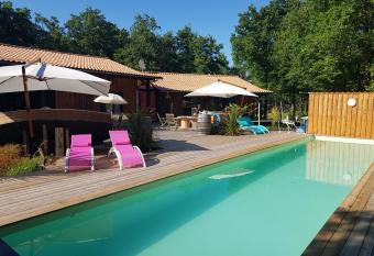 Au Bois Flott   has Balcony rooms