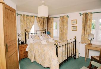 4 Lyndhurst Rd allows 18 year olds to book a room