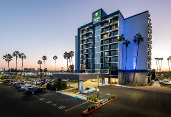 Holiday Inn Express & Suites Santa Ana - Orange County By IHG allows 18 year olds to book a room
