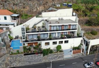 Guesthouse-TheView allows 18 year olds to book a room