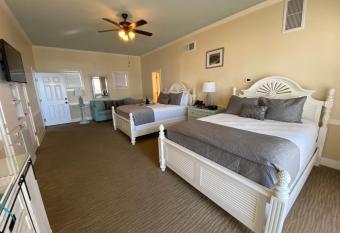 Henderson Park Inn B & B has rooms with a private hot tub