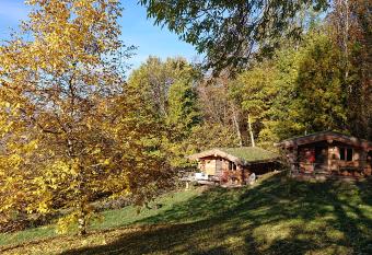 Les Cabanes Du Saleve has rooms with a private hot tub