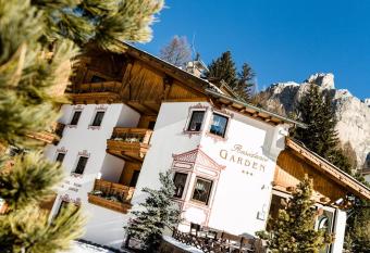 Suites Hotel Garden has rooms with a private hot tub