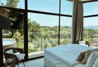 Tri lu  ke Hotel & Restaurant has Balcony rooms