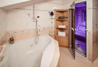 Romantik & Family Hotel Gardenia***S has rooms with a private hot tub