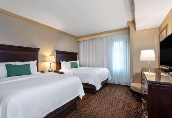 Hawthorn Extended Stay by Wyndham West Palm Beach has rooms with a private hot tub