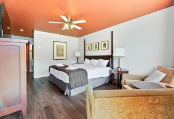 Auberge Pique Nique has rooms with a private hot tub