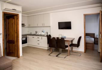 Centrum Apartman allows 18 year olds to book a room