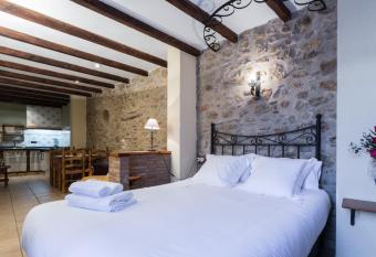 Complejo Rural Turimaestrat allows 18 year olds to book a room