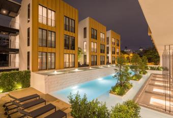 Craftsman Bangkok has rooms with a private hot tub