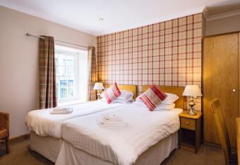 Elan Hotel allows 18 year olds to book a room