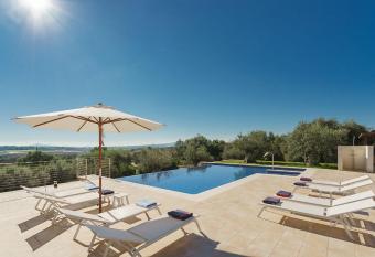 Sa Garriga has Balcony rooms