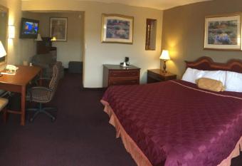 Travel Inn & Suites Flemington has rooms with a private hot tub