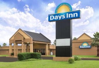Days Inn & Suites by Wyndham Jennings has Smoking rooms