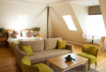 Hotel Himmel und Havel has rooms with a private hot tub