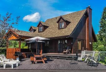 Royal Laurentien has rooms with a private hot tub