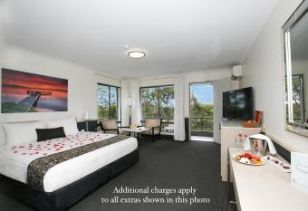 Best Western Plus Apollo International has rooms with a private hot tub