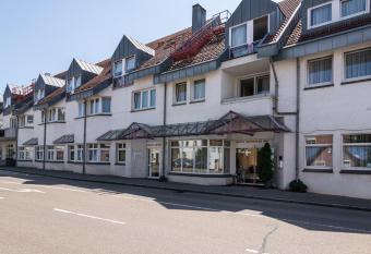 Hotel Aichtaler Hof allows 18 year olds to book a room