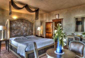 Hotel San Giovanni Resort has rooms with a private hot tub