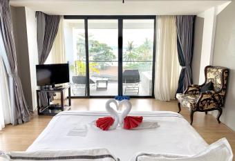 See Sea Villa Phuket SHA has rooms with a private hot tub