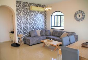 Pomegranate Penthouse has Balcony rooms