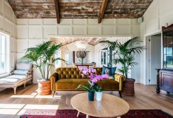 The Lodge at Mudbrick has rooms with a private hot tub