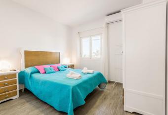 Apartamento La Higuera 2 allows 18 year olds to book a room