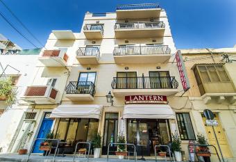 Lantern Guest House has Balcony rooms