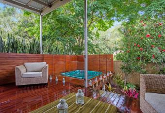 Beach Cottage on Cassia Avenue, Central Coolum Beach has rooms with a private hot tub