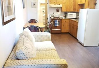 COZY COMFORT Sleeps 4 - 5 Min to Golf & Ski allows 18 year olds to book a room