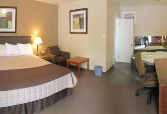 The Lincoln Inn has rooms with a private hot tub