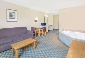 Darlington Inn has rooms with a private hot tub