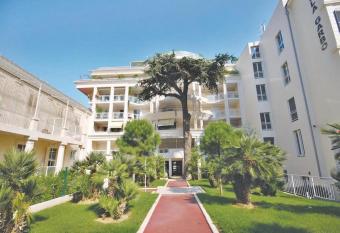 Cannes, bd d Alsace has Balcony rooms