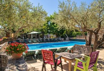 L Escarbille has Balcony rooms