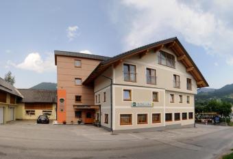 Landgasthof W  hrer allows 18 year olds to book a room