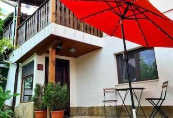 Arts Guest House -Beautiful villa for 6 persons has Balcony rooms