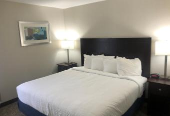 Best Western Plus Vermilion River Inn & Suites has rooms with a private hot tub