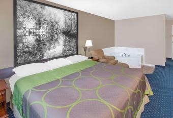 Super 8 by Wyndham Lowell/Bentonville/Rogers Area has rooms with a private hot tub