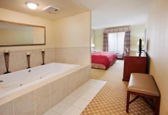 Country Inn & Suites by Radisson, Macon, GA has rooms with a private hot tub